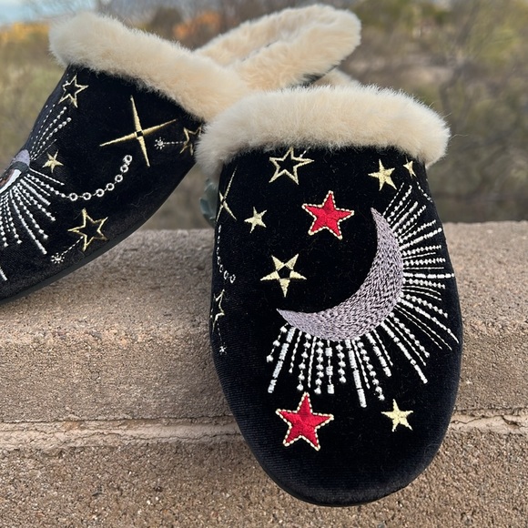 ⭐️🌙 Johnny Was Celestial Embroidered Boho Black Velvet Slippers 🌙⭐️ - Picture 3 of 16